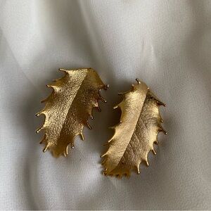 VTG Gold‑Tone Textured Leaf Clip‑Ons | Earrings